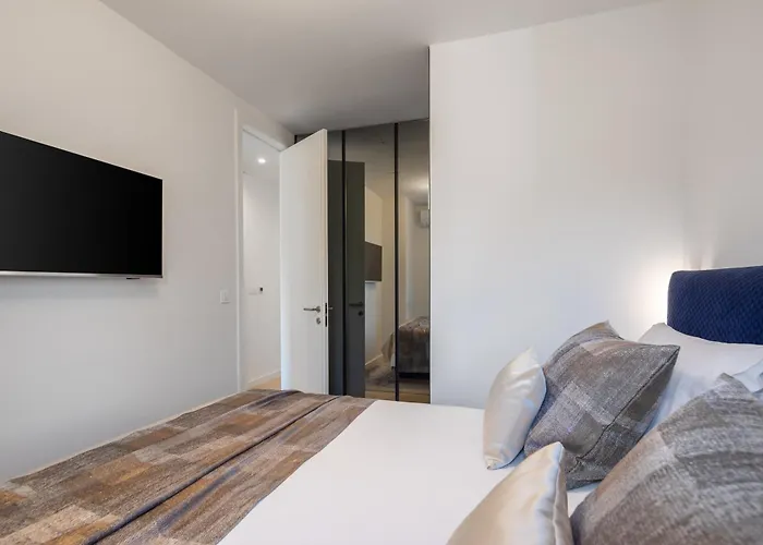 Enjoyer - Seafront Apartment With Private Heated Pool And Terrace